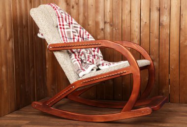 Sallanan sandalye ile ekose kaplı