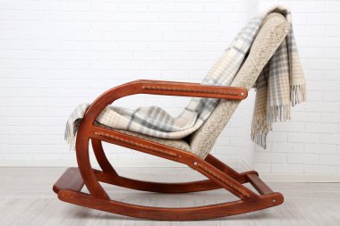 Sallanan sandalye ile ekose kaplı