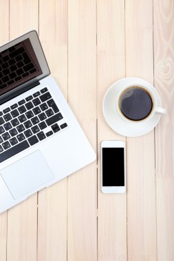 Açık defter, dijital tablet, günlüğü, akıllı telefon ve bir fincan kahve ahşap arka plan, üstten görünüm