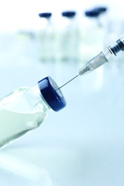 Aşı flakon şırınga ile içinde