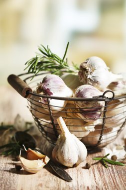 çiğ sarımsak ve baharat