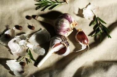 çiğ sarımsak ve baharat