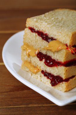 Reçel ve fıstık ezmesi, ahşap masa ile lezzetli sandviç