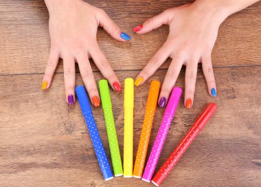 İşaretçileri olan çok renkli kadın manikür