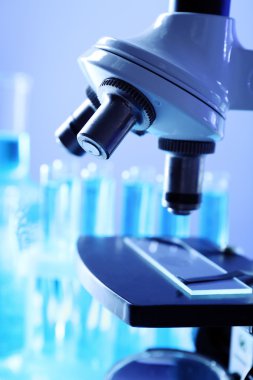 Mikroskop yakın çekim renk arka plan üzerinde