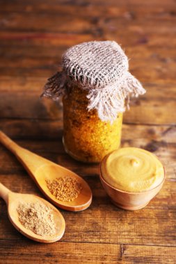 Dijon hardalı cam ahşap arka plan üzerinde