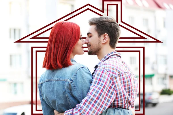 Milující pár poblíž činžovní dům — Stock fotografie