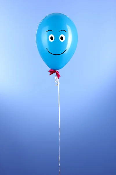 Azul un globo sobre fondo azul —  Fotos de Stock