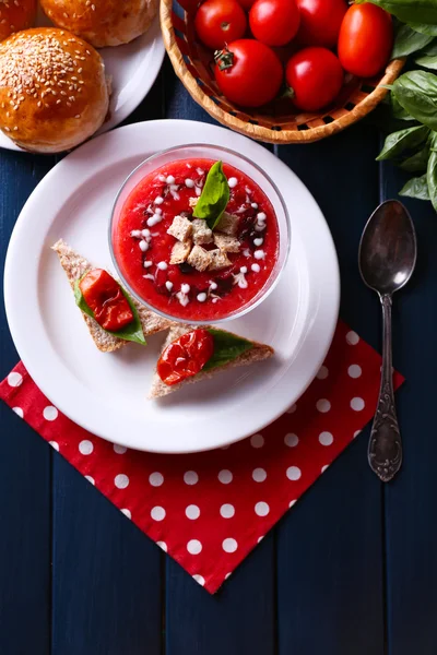 Gazpacho soep in glazen kom — Stockfoto