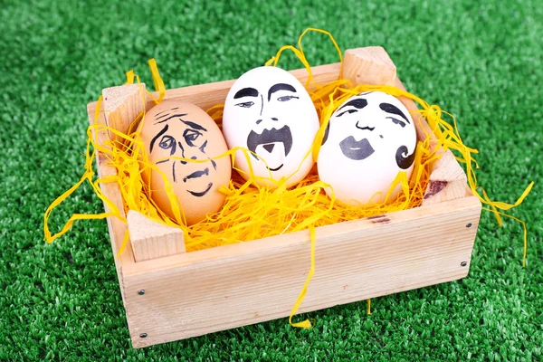 Huevos en caja de madera sobre fondo verde —  Fotos de Stock