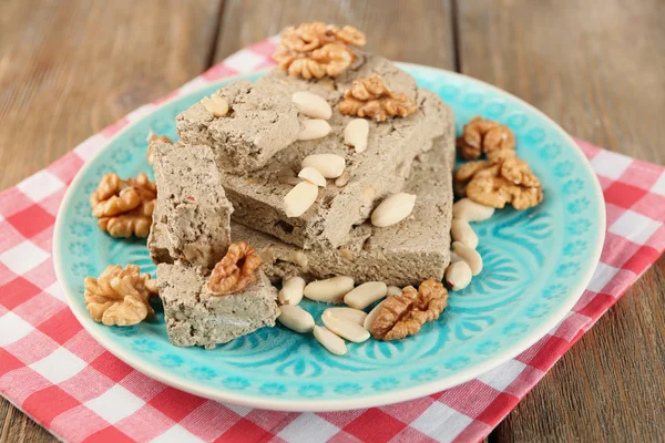 Zonnebloem halva met noten — Stockfoto