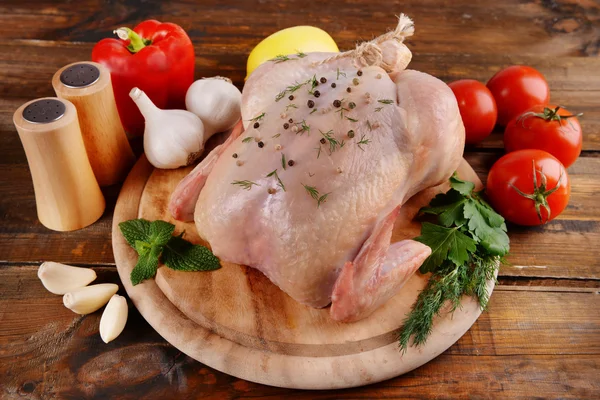 Poulet cru sur la table — Photo