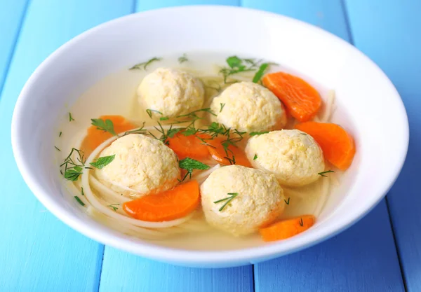 Soupe aux boulettes de viande et nouilles — Photo