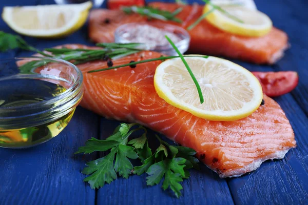 Salmón fresco con especias — Foto de Stock