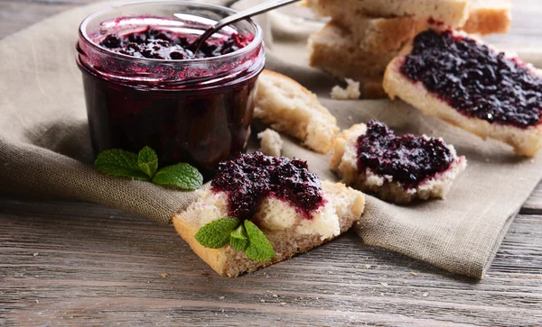 Deliciosa mermelada de grosella negra en primer plano de la mesa — Foto de Stock