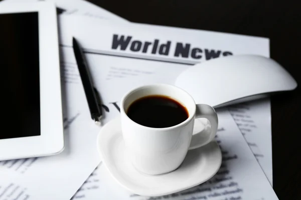 On-line news concept. Computer mouse, PC tablet, cup of coffee and newspaper, close-up — Stock Photo, Image