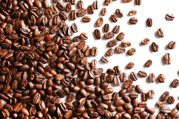 Grãos de café na mesa branca, close-up — Fotografia de Stock