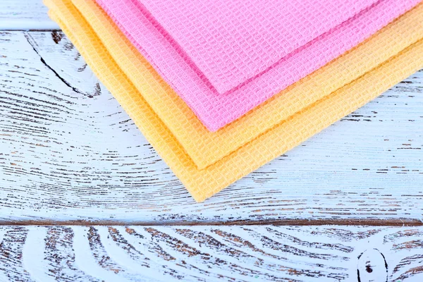 Tovaglioli colorati sul tavolo — Foto Stock