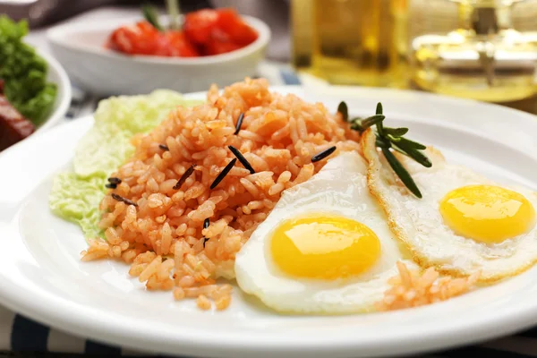 Läckra ris serveras på bord — Stockfoto