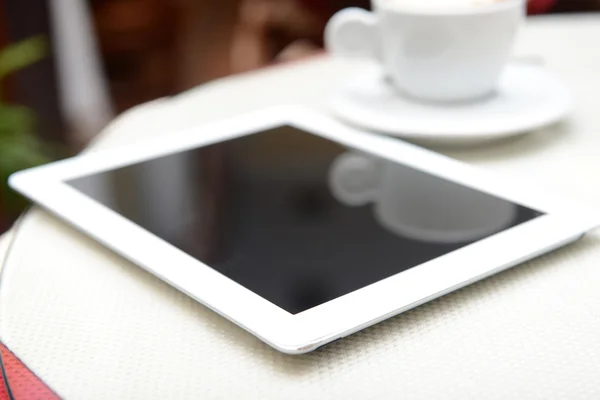 Donna con tablet in caffetteria — Foto Stock