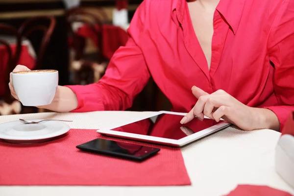 Femme avec tablette dans un café — Photo