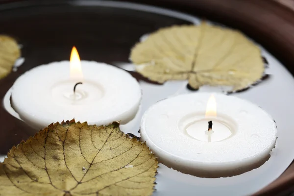 Candele galleggianti con foglie — Foto Stock