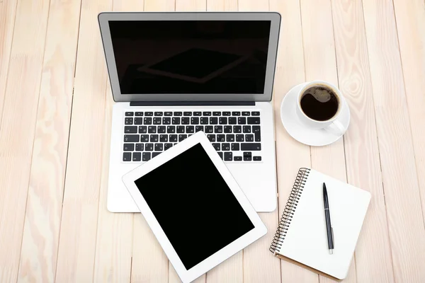 Offenes Notizbuch, digitales Tablet, Tagebuch und eine Tasse Kaffee auf Holzgrund, Draufsicht — Stockfoto