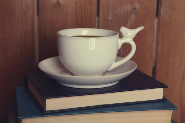 Bücherstapel mit Becher — Stockfoto