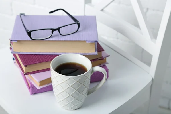 Bücherstapel mit Becher — Stockfoto