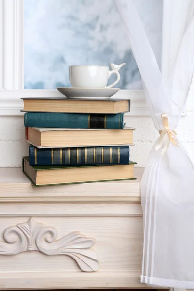 Libros y taza en el alféizar de la ventana — Foto de Stock