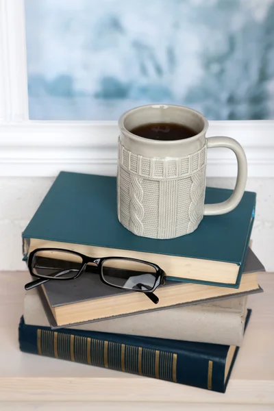 Kitaplar, kupa ve gözlük — Stok fotoğraf