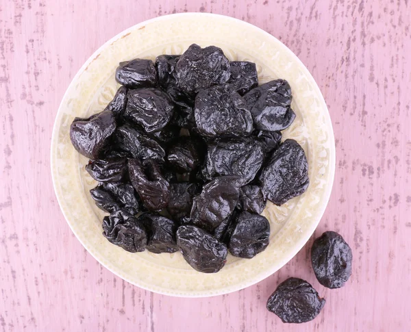 Plate with heap of prunes — Stock Photo, Image