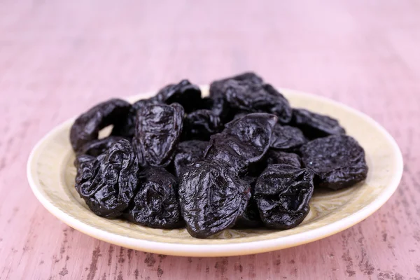 Plate with heap of prunes — Stock Photo, Image