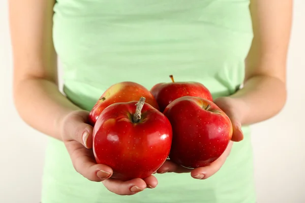 Mulher segurando maçãs vermelhas, no fundo branco — Fotografia de Stock