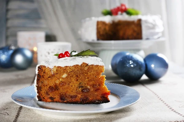 Pastel de Navidad en plato — Foto de Stock