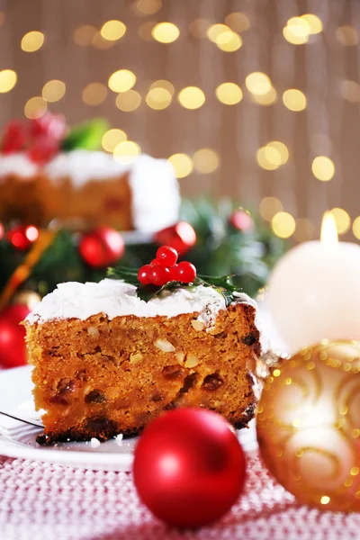 テーブルの上のクリスマス ケーキ — ストック写真