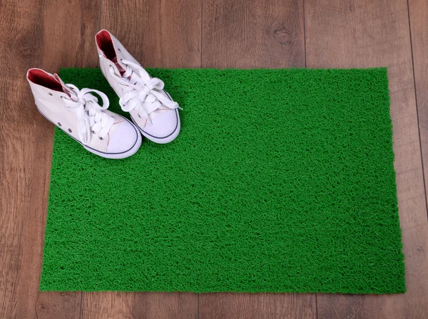 Tapis vert sur le sol — Photo
