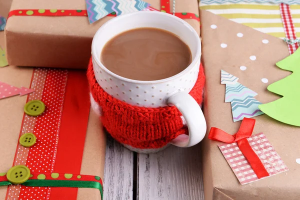 Handgjorda julklappar med kopp kaffe — Stockfoto