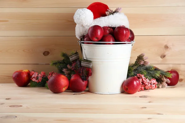 Manzanas de Navidad en cubo — Foto de Stock