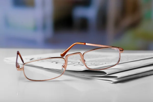 Brille und Zeitungen aus nächster Nähe — Stockfoto