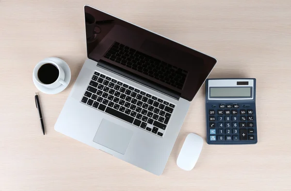 Moderne laptop op tafel — Stockfoto