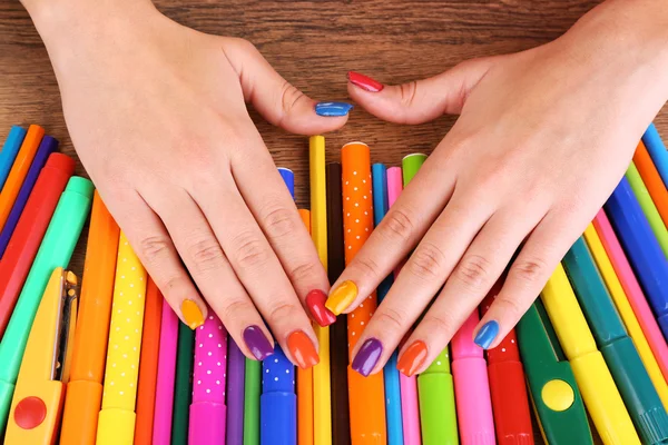 Manicura feminina multicolor com marcadores — Fotografia de Stock