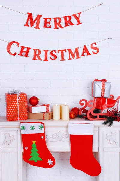 Open haard met decoratie van Kerstmis — Stockfoto