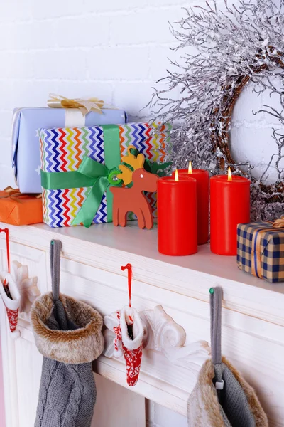 Mantel con regalos de Navidad — Foto de Stock