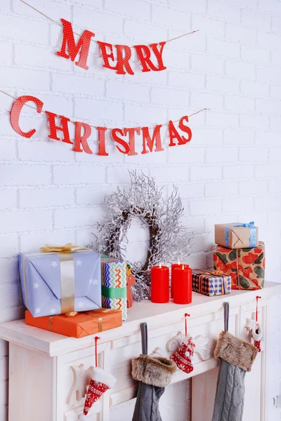 Fotos de Chimenea de Navidad decorada en una pared de ladrillo - Imagen