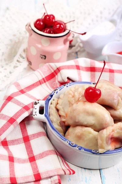 Vareniki with cherry in pan on tablecloth close-up — Stock Photo, Image