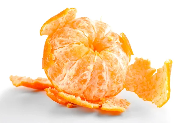 Mandarina saborosa isolada em branco — Fotografia de Stock