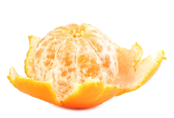 Mandarina saborosa isolada em branco — Fotografia de Stock