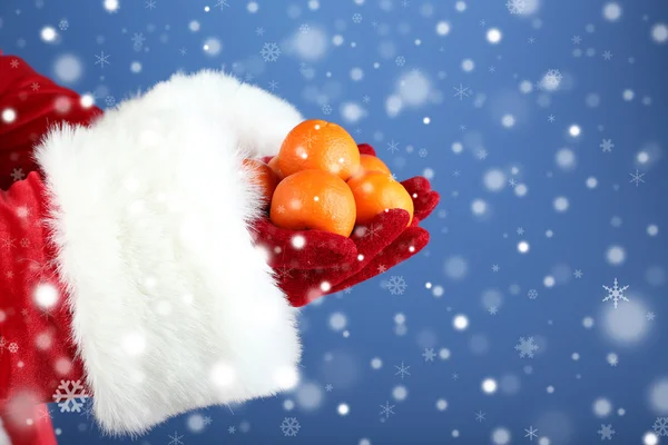 Ripe mandarins in hands — Stock Photo, Image