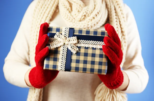 Caja de regalo en mano femenina —  Fotos de Stock